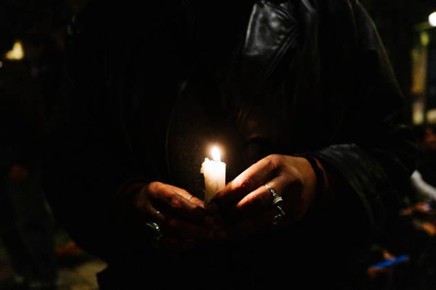 Anti-racism demonstration at Place Stalingrad in Paris Jan Schmidt Whitley Le Pictorium Le Pictorium MAXPPP Paris October 26, 2026 A young woman of color holds a candle in her hands in memory of Pengo Bossio Wangi. As demonstrators gathered at Stalingrad, a few hundred people had chosen to go to Place de la République to pay tribute to Pengo Bossio Wangi, 26, who was killed in Trappes in a racist attack. The police quickly broke up the gathering, and some 150 demonstrators subsequently dispersed following multiple warnings. Distribution restrictions: No Frontieres Media, Valeurs Actuelles out, no jdd, jdd out, RUSSIA OUT, NO RUSSIA, norussia October 26, 2026 France, Île-de-France, Paris Jan Schmidt Whitley Le Pictorium Whilst demonstrators  Copyright: xLexPictorium MAXPPPxJanxSchmidt-Whitley LexPictoriumx PTR202610275607 PTR202610275607