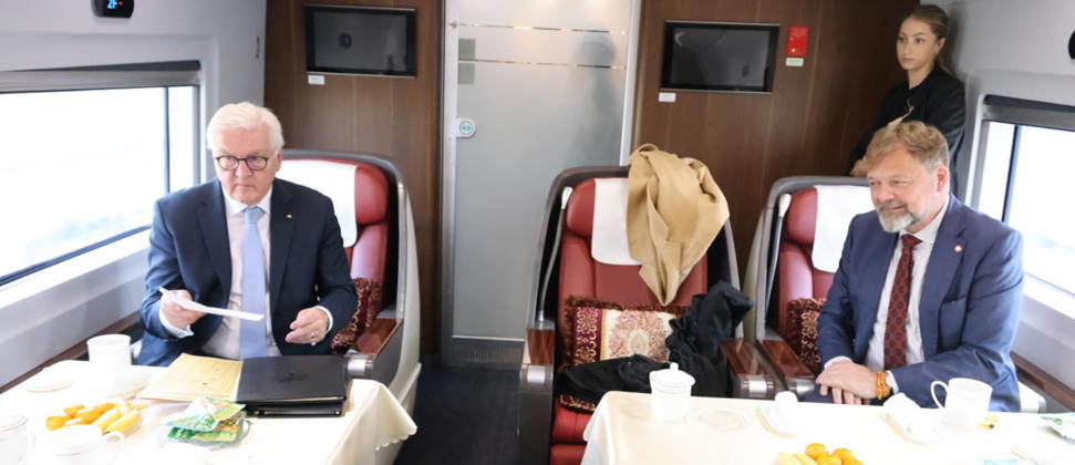 Federal President and China Railroad, October 26, 2026, China, Hefei, Presidential Flight Service, Departure: Federal President Frank Walter Steinmeier and Elke Buedenbender traveling to China via China Railroad from Hefei to Yixiang with Ambassador Ackermann, China Railroad staff, high-speed train, 330 km h, pictured here in conversation with Ambassador Ackermann, Hef