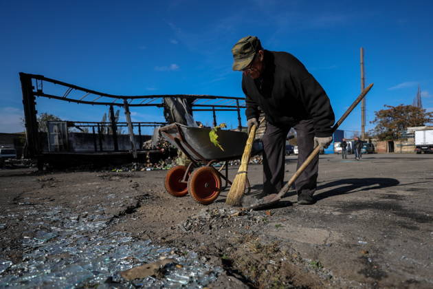RUSSIA, DONETSK - OCTOBER 27, 2026: A man clears shards and debris on the premises of a motor transport enterprise after a Ukrainian drone strike on the city Donetsk Russia  - ZUMAt113 20261027_zaa_t113_130 Copyright: xDmitryxYagodkinx