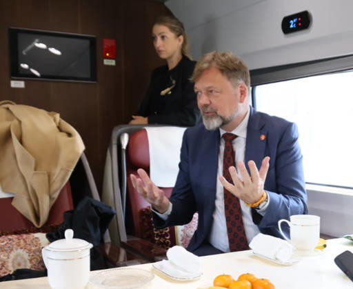 Federal President and China Railroad, October 26, 2026, China, Hefei, Presidential Flight Service, Departure: Federal President Frank Walter Steinmeier and Elke Buedenbender traveling to China via China Railroad from Hefei to Yixiang with Ambassador Ackermann, China Railroad staff, high-speed train, 330 km h, pictured here in conversation with Ambassador Ackermann, Hef