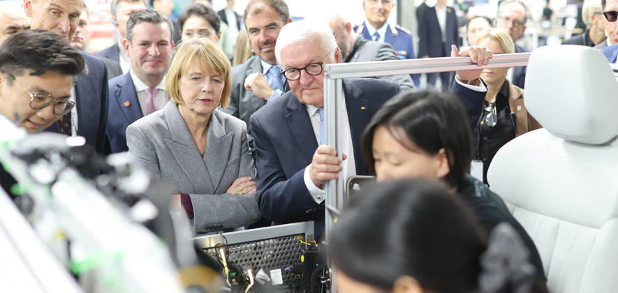 Federal President and Volkswagen, October 26, 2026, China, Hefei, Presidential Air Service, departure of Federal President Frank Walter Steinmeier and Elke Buedenbender for China and a visit to the Volkswagen China Lab. Here, self-driving cars are developed for various markets, and know-how is transferred to Wolfsburg. In conversa