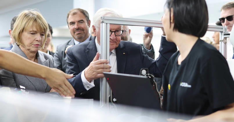 Federal President and Volkswagen, October 26, 2026, China, Hefei, Presidential Air Service, departure of Federal President Frank Walter Steinmeier and Elke Buedenbender for China and a visit to the Volkswagen China Lab. Here, self-driving cars are developed for various markets, and know-how is transferred to Wolfsburg. In conversa