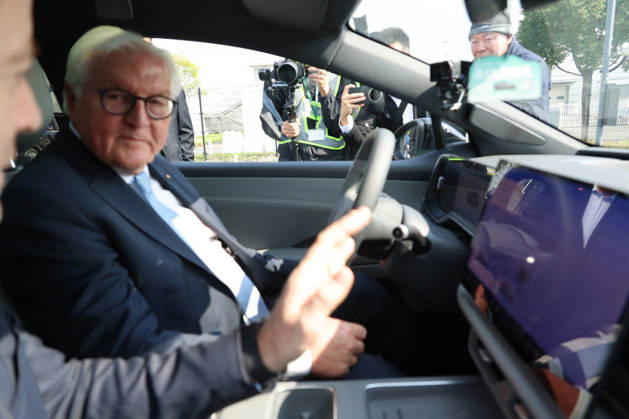 Federal President and Volkswagen, October 26, 2026, China, Hefei, Presidential Air Service, departure of Federal President Frank Walter Steinmeier and Elke Buedenbender for China and a visit to the Volkswagen China Lab. Here, self-driving cars are developed for various markets, and know-how is transferred to Wolfsburg. In conversa