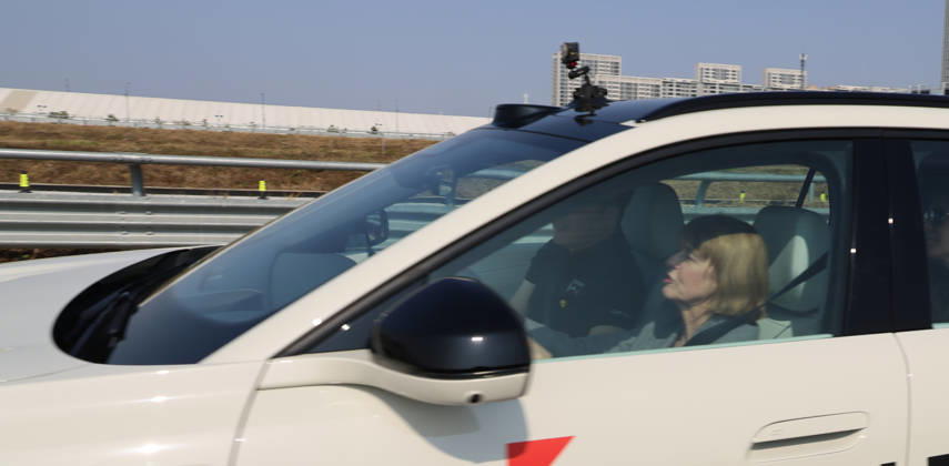 Federal President and Volkswagen, October 26, 2026, China, Hefei, Presidential Air Service, departure of Federal President Frank Walter Steinmeier and Elke Buedenbender for China and a visit to the Volkswagen China Lab. Here, self-driving cars are developed for various markets, and know-how is transferred to Wolfsburg. In conversa