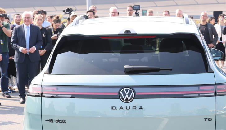 Federal President and Volkswagen, October 26, 2026, China, Hefei, Presidential Air Service, departure of Federal President Frank Walter Steinmeier and Elke Buedenbender for China and a visit to the Volkswagen China Lab. Here, self-driving cars are developed for various markets, and know-how is transferred to Wolfsburg. In conversa