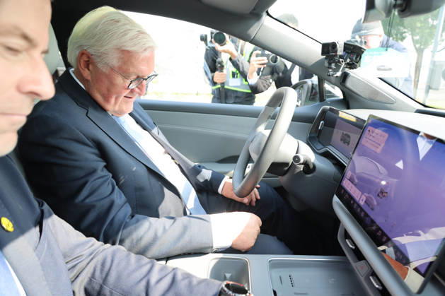 Federal President and Volkswagen, October 26, 2026, China, Hefei, Presidential Air Service, departure of Federal President Frank Walter Steinmeier and Elke Buedenbender for China and a visit to the Volkswagen China Lab. Here, self-driving cars are developed for various markets, and know-how is transferred to Wolfsburg. In conversa