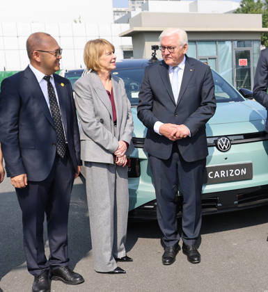 Federal President and Volkswagen, October 26, 2026, China, Hefei, Presidential Air Service, departure of Federal President Frank Walter Steinmeier and Elke Buedenbender for China and a visit to the Volkswagen China Lab. Here, self-driving cars are developed for various markets, and know-how is transferred to Wolfsburg. In conversa