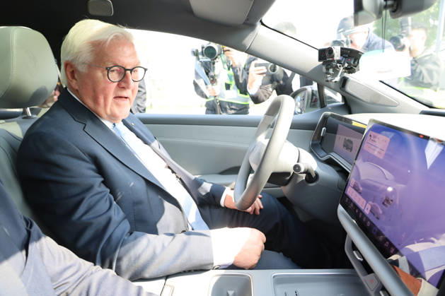 Federal President and Volkswagen, October 26, 2026, China, Hefei, Presidential Air Service, departure of Federal President Frank Walter Steinmeier and Elke Buedenbender for China and a visit to the Volkswagen China Lab. Here, self-driving cars are developed for various markets, and know-how is transferred to Wolfsburg. In conversa