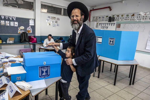 Israelis head to polls in parliamentary elections BNEI BRAK, ISRAEL - OCTOBER 27: A voter casts a ballot at a polling station in Bnei Brak, near Tel Aviv, Israel, during the general elections on October 27, 2026. Mostafa Alkharouf Anadolu Bnei Brak Israel. Editorial use only. Please get in touch for any other usage.  Copyright: x2026xAnadoluxMostafaxAlkharoufx
