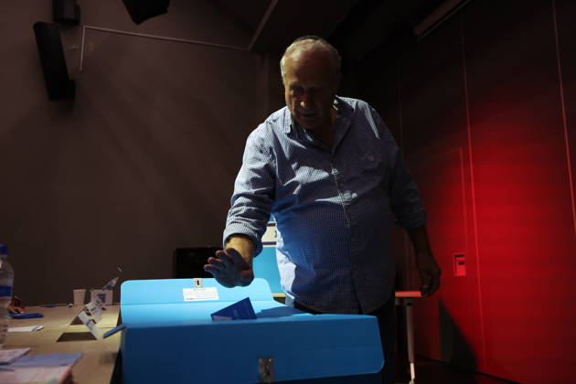 Israelis head to polls in parliamentary elections JERUSALEM - OCTOBER 27: A man casts his ballot at polling stations set up at the Nation Cultural Center during Israel s general election in West Jerusalem on October 27, 2026. Voting began Tuesday in Israel’s parliamentary elections, with more than 7.3 million people eligible to cast ballots to elect the 120-member Knesset. Saeed Qaq Anadolu Jerusalem Israel. Editorial use only. Please get in touch for any other usage.  Copyright: x2026xAnadoluxSaeedxQaqx