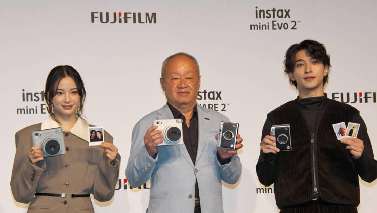 (L-R)Actress Suzu Hirose, President of Fujifilm Corporation Teiichi Goto and actor Ryusei Yokohama pose for camera during an unveiling event for new instant camera in Tokyo, Japan on Tuesday, October 27, 2026.  TKP2026102708 KEIZOxMORI