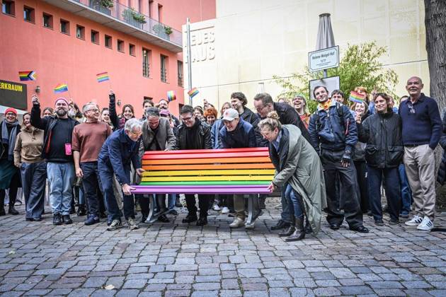 Berliner Ensemble Installs Rainbow Bench ** FOR EDITORIAL PURPOSES ONLY ** EDITORIAL USE ONLY ** p At the initiative of the Berliner Ensemble, several Berlin cultural institutions—including, am Copyright: MaurizioxGambarini doc887nhqvdshuogi3sry3 ,EDITORIAL USE ONLY Copyright: MaurizioxGambarini