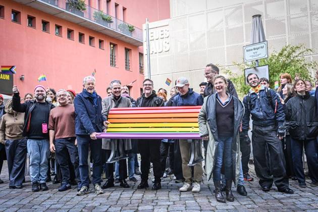 Berliner Ensemble Installs Rainbow Bench ** FOR EDITORIAL PURPOSES ONLY ** EDITORIAL USE ONLY ** p At the initiative of the Berliner Ensemble, several Berlin cultural institutions—including, am Copyright: MaurizioxGambarini doc887nin89jus1kz9b0vnz ,EDITORIAL USE ONLY Copyright: MaurizioxGambarini