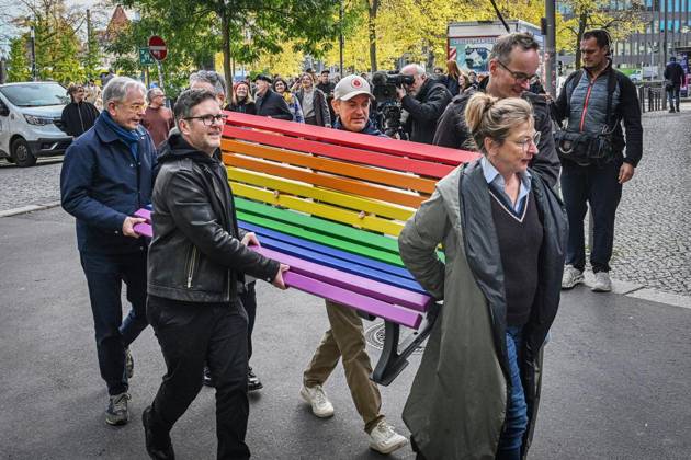 Berliner Ensemble Installs Rainbow Bench ** FOR EDITORIAL PURPOSES ONLY ** EDITORIAL USE ONLY ** p At the initiative of the Berliner Ensemble, several Berlin cultural institutions—including, am Copyright: MaurizioxGambarini doc887nkir9je9dyetx1g2u ,EDITORIAL USE ONLY Copyright: MaurizioxGambarini