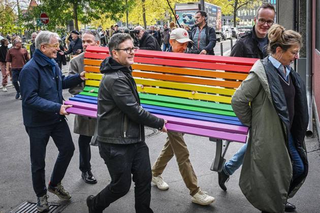 Berliner Ensemble Installs Rainbow Bench ** FOR EDITORIAL PURPOSES ONLY ** EDITORIAL USE ONLY ** p At the initiative of the Berliner Ensemble, several Berlin cultural institutions—including, am Copyright: MaurizioxGambarini doc887nkivc0yd1a70hx1hf2 ,EDITORIAL USE ONLY Copyright: MaurizioxGambarini