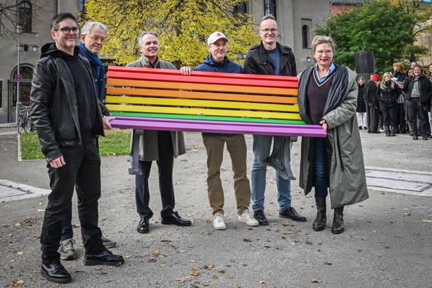 Berliner Ensemble Installs Rainbow Bench ** FOR EDITORIAL PURPOSES ONLY ** EDITORIAL USE ONLY ** p At the initiative of the Berliner Ensemble, several Berlin cultural institutions—including, am Copyright: MaurizioxGambarini doc887np5iw8v9qfl801e3a ,EDITORIAL USE ONLY Copyright: MaurizioxGambarini