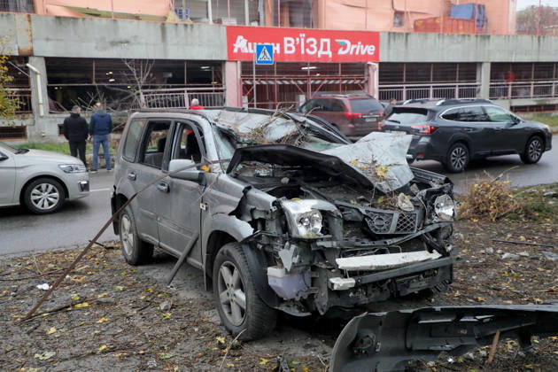 Russian Ballistic Missile Strike - Kyiv A car is damaged by a Russian ballistic missile strike, Kyiv, Ukraine, October 27, 2026. Russian forces launched ballistic missiles at the Ukrainian capital, striking the grounds of a university, a student dormitory, Kioto Park, and civilian infrastructure near a metro station. One person was killed by the attack and 15 others were injured. Photo by Yuliia Ovsiannikova Ukrinform ABACAPRESS.COM Kyiv Ukraine  Copyright: xOvsiannikovaxYuliia Ukrinform ABACAx