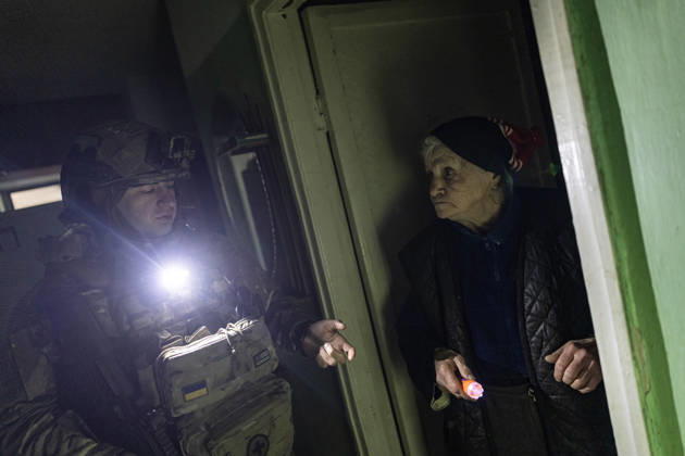 Ukrainian police unit White Angels evacuates residents from Sloviansk SLOVIANSK, UKRAINE - OCTOBER 27: The White Angels police unit evacuates an elderly woman in Sloviansk, Ukraine, on October 27, 2026. Diego Herrera Carcedo Anadolu Sloviansk Ukraine. Editorial use only. Please get in touch for any other usage.  Copyright: x2026xAnadoluxDiegoxHerreraxCarcedox