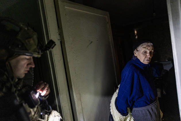 Ukrainian police unit White Angels evacuates residents from Sloviansk SLOVIANSK, UKRAINE - OCTOBER 27: The White Angels police unit evacuates an elderly woman in Sloviansk, Ukraine, on October 27, 2026. Diego Herrera Carcedo Anadolu Sloviansk Ukraine. Editorial use only. Please get in touch for any other usage.  Copyright: x2026xAnadoluxDiegoxHerreraxCarcedox
