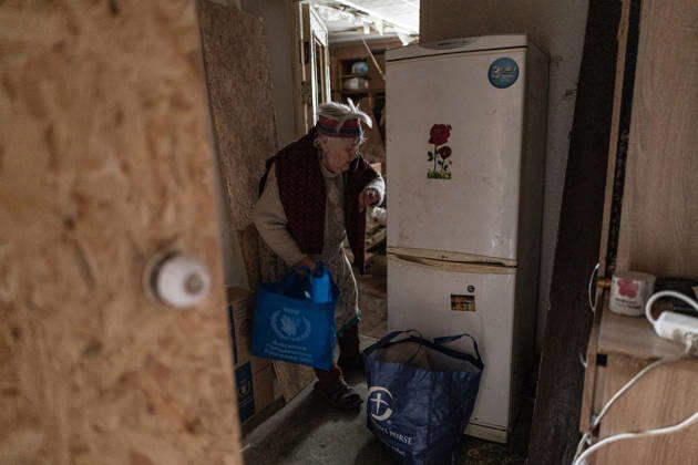 Ukrainian police unit White Angels evacuates residents from Sloviansk SLOVIANSK, UKRAINE - OCTOBER 27: Galina, aged 90, packs her belongings at her home, which was damaged in a Russian air strike, in preparation for evacuation by the ‘White Angels’ police unit in Sloviansk, Ukraine, on October 27, 2026. Diego Herrera Carcedo Anadolu Sloviansk Ukraine. Editorial use only. Please get in touch for any other usage.  Copyright: x2026xAnadoluxDiegoxHerreraxCarcedox