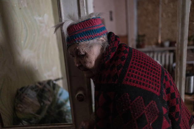 Ukrainian police unit White Angels evacuates residents from Sloviansk SLOVIANSK, UKRAINE - OCTOBER 27: Galina, aged 90, packs her belongings at her home, which was damaged in a Russian air strike, in preparation for evacuation by the ‘White Angels’ police unit in Sloviansk, Ukraine, on October 27, 2026. Diego Herrera Carcedo Anadolu Sloviansk Ukraine. Editorial use only. Please get in touch for any other usage.  Copyright: x2026xAnadoluxDiegoxHerreraxCarcedox