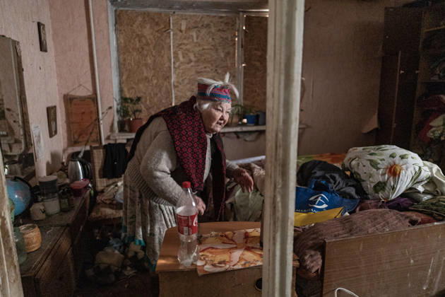 Ukrainian police unit White Angels evacuates residents from Sloviansk SLOVIANSK, UKRAINE - OCTOBER 27: Galina, aged 90, packs her belongings at her home, which was damaged in a Russian air strike, in preparation for evacuation by the ‘White Angels’ police unit in Sloviansk, Ukraine, on October 27, 2026. Diego Herrera Carcedo Anadolu Sloviansk Ukraine. Editorial use only. Please get in touch for any other usage.  Copyright: x2026xAnadoluxDiegoxHerreraxCarcedox