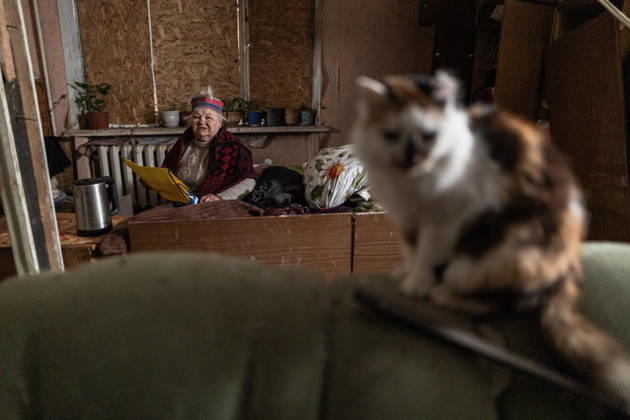 Ukrainian police unit White Angels evacuates residents from Sloviansk SLOVIANSK, UKRAINE - OCTOBER 27: Galina, aged 90, sitting next to her cat, packs her belongings in her home – which was damaged following a Russian air strike – in preparation for evacuation by the ‘White Angels’ police unit in Sloviansk, Ukraine, on October 27, 2026. Diego Herrera Carcedo Anadolu Sloviansk Ukraine. Editorial use only. Please get in touch for any other usage.  Copyright: x2026xAnadoluxDiegoxHerreraxCarcedox