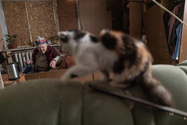 Ukrainian police unit White Angels evacuates residents from Sloviansk SLOVIANSK, UKRAINE - OCTOBER 27: Galina, aged 90, sitting next to her cat, packs her belongings in her home – which was damaged following a Russian air strike – in preparation for evacuation by the ‘White Angels’ police unit in Sloviansk, Ukraine, on October 27, 2026. Diego Herrera Carcedo Anadolu Sloviansk Ukraine. Editorial use only. Please get in touch for any other usage.  Copyright: x2026xAnadoluxDiegoxHerreraxCarcedox