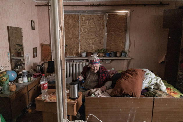 Ukrainian police unit White Angels evacuates residents from Sloviansk SLOVIANSK, UKRAINE - OCTOBER 27: Galina, aged 90, packs her belongings at her home, which was damaged in a Russian air strike, in preparation for evacuation by the ‘White Angels’ police unit in Sloviansk, Ukraine, on October 27, 2026. Diego Herrera Carcedo Anadolu Sloviansk Ukraine. Editorial use only. Please get in touch for any other usage.  Copyright: x2026xAnadoluxDiegoxHerreraxCarcedox