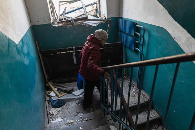 Ukrainian police unit White Angels evacuates residents from Sloviansk SLOVIANSK, UKRAINE - OCTOBER 27: A woman carrying her belongings is evacuated by the ‘White Angels’ police unit in Sloviansk, Ukraine, on October 27, 2026. Diego Herrera Carcedo Anadolu Sloviansk Ukraine. Editorial use only. Please get in touch for any other usage.  Copyright: x2026xAnadoluxDiegoxHerreraxCarcedox