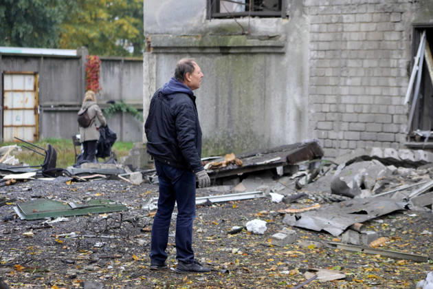 Aftermath of Russian ballistic missile attack in Kyiv A man faces a building damaged by a Russian ballistic missile strike, Kyiv, Ukraine, October 27, 2026. Russian forces launched ballistic missiles at the Ukrainian capital, striking the grounds of a university, a student dormitory, Kioto Park, and civilian infrastructure near a metro station. One person was killed by the attack and 15 others were injured., Credit:Yuliia Ovsiannikova Ukrinform Avalon Ukraine, Kyiv  Copyright: xYuliiaxOvsiannikovax xUkrinformx xAvalonx 1146986192