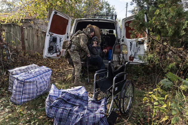 Ukrainian police unit White Angels evacuates residents from Sloviansk SLOVIANSK, UKRAINE - OCTOBER 27: The White Angels police unit evacuates a person with a physical disability in Sloviansk, Ukraine, 27 October 2026 Diego Herrera Carcedo Anadolu Sloviansk Ukraine. Editorial use only. Please get in touch for any other usage.  Copyright: x2026xAnadoluxDiegoxHerreraxCarcedox