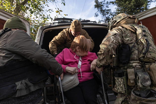 Ukrainian police unit White Angels evacuates residents from Sloviansk SLOVIANSK, UKRAINE - OCTOBER 27: The White Angels police unit evacuates a person with a physical disability in Sloviansk, Ukraine, 27 October 2026 Diego Herrera Carcedo Anadolu Sloviansk Ukraine. Editorial use only. Please get in touch for any other usage.  Copyright: x2026xAnadoluxDiegoxHerreraxCarcedox