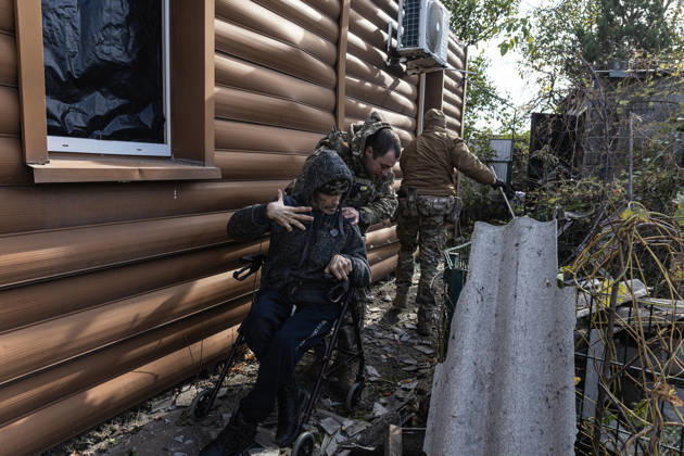 Ukrainian police unit White Angels evacuates residents from Sloviansk SLOVIANSK, UKRAINE - OCTOBER 27: The White Angels police unit evacuates a person with a physical disability in Sloviansk, Ukraine, 27 October 2026 Diego Herrera Carcedo Anadolu Sloviansk Ukraine. Editorial use only. Please get in touch for any other usage.  Copyright: x2026xAnadoluxDiegoxHerreraxCarcedox
