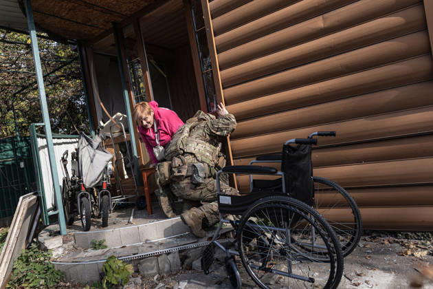 Ukrainian police unit White Angels evacuates residents from Sloviansk SLOVIANSK, UKRAINE - OCTOBER 27: The White Angels police unit evacuates a person with a physical disability in Sloviansk, Ukraine, 27 October 2026 Diego Herrera Carcedo Anadolu Sloviansk Ukraine. Editorial use only. Please get in touch for any other usage.  Copyright: x2026xAnadoluxDiegoxHerreraxCarcedox
