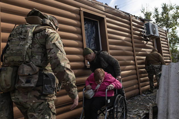 Ukrainian police unit White Angels evacuates residents from Sloviansk SLOVIANSK, UKRAINE - OCTOBER 27: The White Angels police unit evacuates a person with a physical disability in Sloviansk, Ukraine, 27 October 2026 Diego Herrera Carcedo Anadolu Sloviansk Ukraine. Editorial use only. Please get in touch for any other usage.  Copyright: x2026xAnadoluxDiegoxHerreraxCarcedox