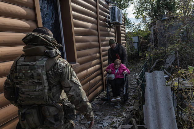 Ukrainian police unit White Angels evacuates residents from Sloviansk SLOVIANSK, UKRAINE - OCTOBER 27: The White Angels police unit evacuates a person with a physical disability in Sloviansk, Ukraine, 27 October 2026 Diego Herrera Carcedo Anadolu Sloviansk Ukraine. Editorial use only. Please get in touch for any other usage.  Copyright: x2026xAnadoluxDiegoxHerreraxCarcedox