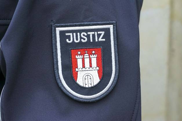 CNTV COURT Justice Coat of Arms of Hamburg on the sleeve of an officer s uniform Attack on the Nord Stream pipeline in the Baltic Sea during the trial High security measures October 27, 2026 Hamburg, Sievekingsplatz 2, Day 2 of the trial High security measures are in place at the Hamburg Regional Court, Criminal Justice Building, Hamburg, Germany