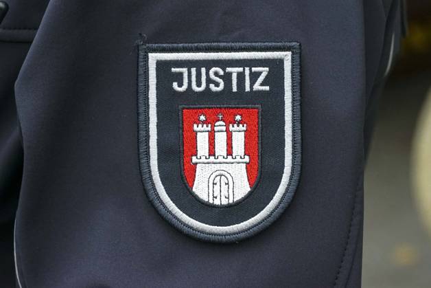 CNTV COURT Justice Coat of Arms of Hamburg on the sleeve of an officer s uniform Attack on the Nord Stream pipeline in the Baltic Sea during the trial High security measures October 27, 2026 Hamburg, Sievekingsplatz 2, Day 2 of the trial High security measures are in place at the Hamburg Regional Court, Criminal Justice Building, Hamburg, Germany