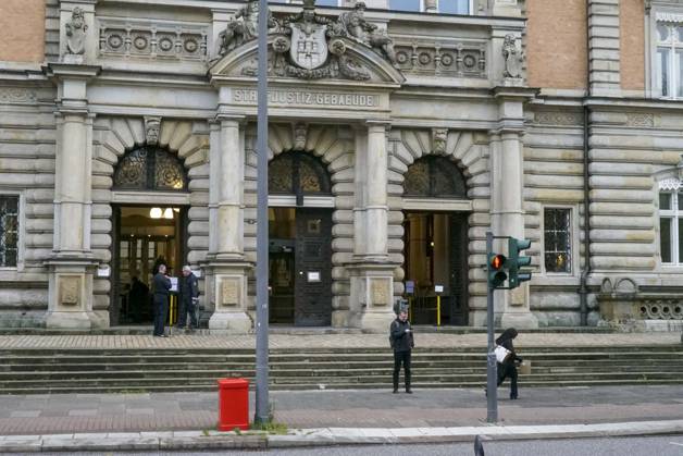CNTV COURT Exterior View Hamburg, Sievekingsplatz High security measures are in place at the Hamburg Regional Court Criminal Justice Building October 27, 2026 Hamburg, Germany