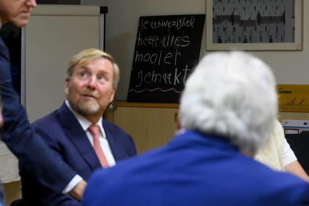 27-10-2026 Leersum King Willem-Alexander visited the asylum seekers center (AZC) in Leersum.  Copyright: xPPEx