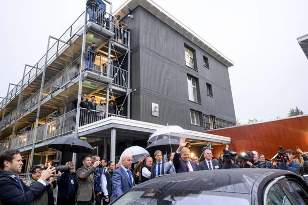 27-10-2026 Leersum King Willem-Alexander visited the asylum seekers center (AZC) in Leersum.  Copyright: xPPEx