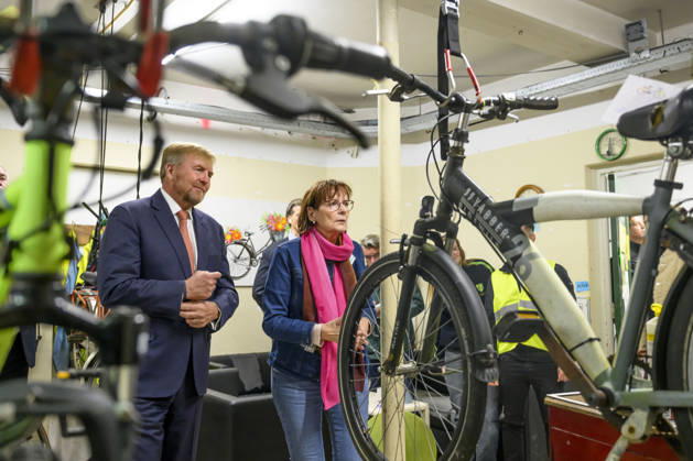27-10-2026 Leersum King Willem-Alexander visited the asylum seekers center (AZC) in Leersum.  Copyright: xPPEx