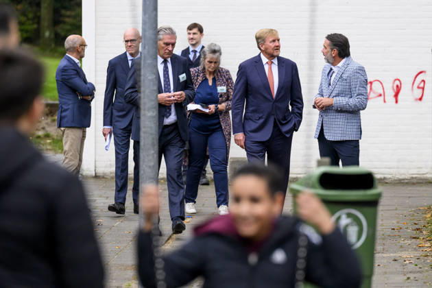 27-10-2026 Leersum King Willem-Alexander visited the asylum seekers center (AZC) in Leersum.  Copyright: xPPEx