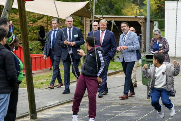 27-10-2026 Leersum King Willem-Alexander visited the asylum seekers center (AZC) in Leersum.  Copyright: xPPEx