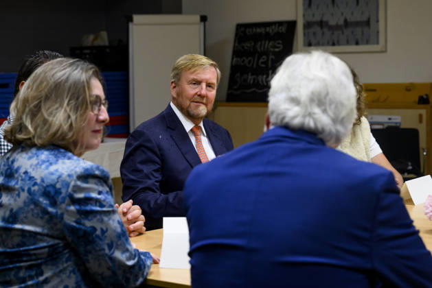 27-10-2026 Leersum King Willem-Alexander visited the asylum seekers center (AZC) in Leersum.  Copyright: xPPEx