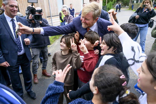 27-10-2026 Leersum King Willem-Alexander visited the asylum seekers center (AZC) in Leersum.  Copyright: xPPEx
