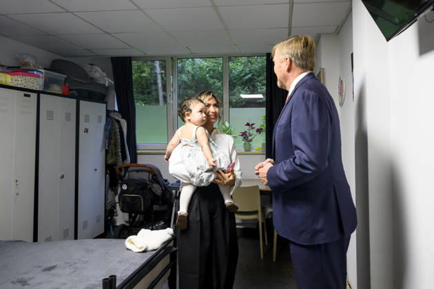 27-10-2026 Leersum King Willem-Alexander visited the asylum seekers center (AZC) in Leersum.  Copyright: xPPEx