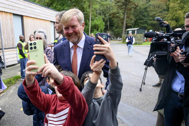 27-10-2026 Leersum King Willem-Alexander visited the asylum seekers center (AZC) in Leersum.  Copyright: xPPEx