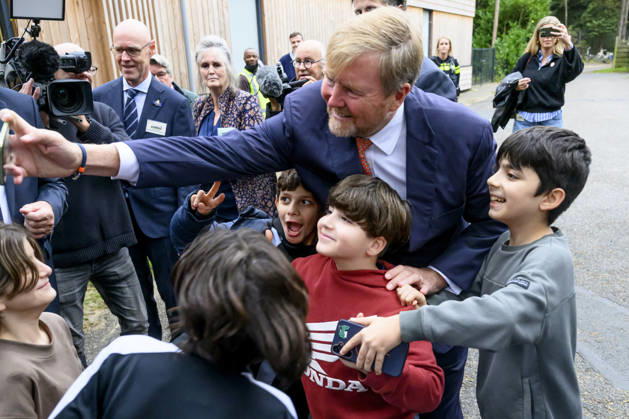 27-10-2026 Leersum King Willem-Alexander visited the asylum seekers center (AZC) in Leersum.  Copyright: xPPEx
